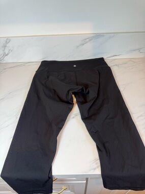 Lululemon black capri leggings